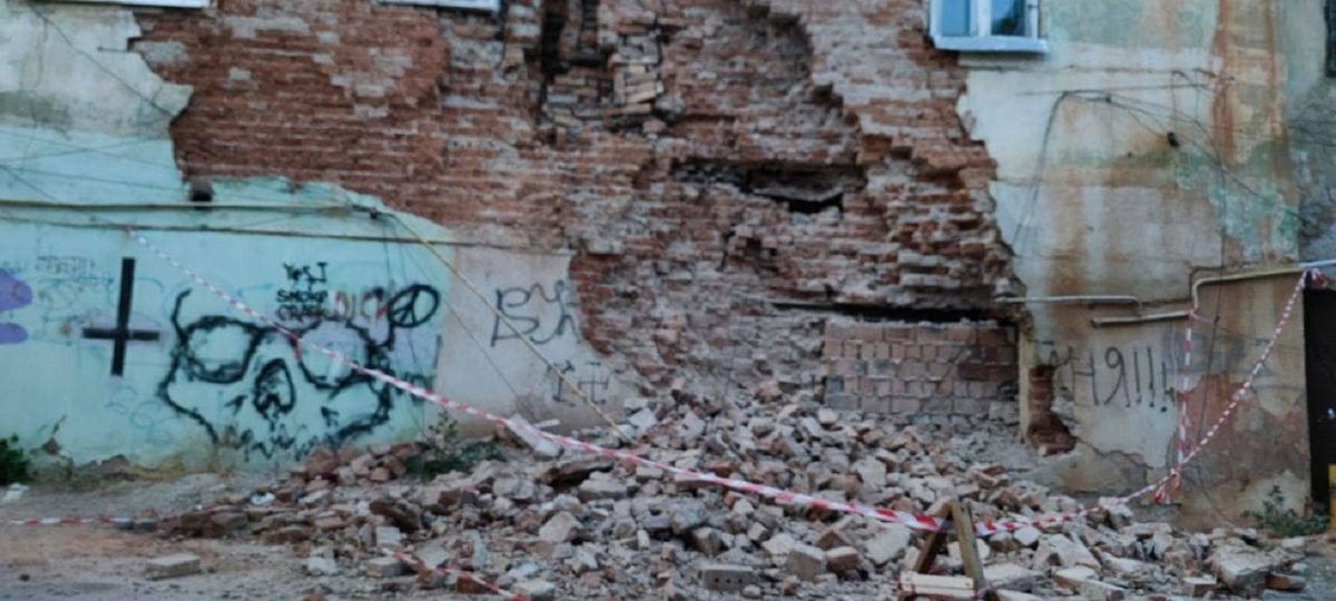 У центрі Чернівців обвалилася стіна аварійного житлового будинку