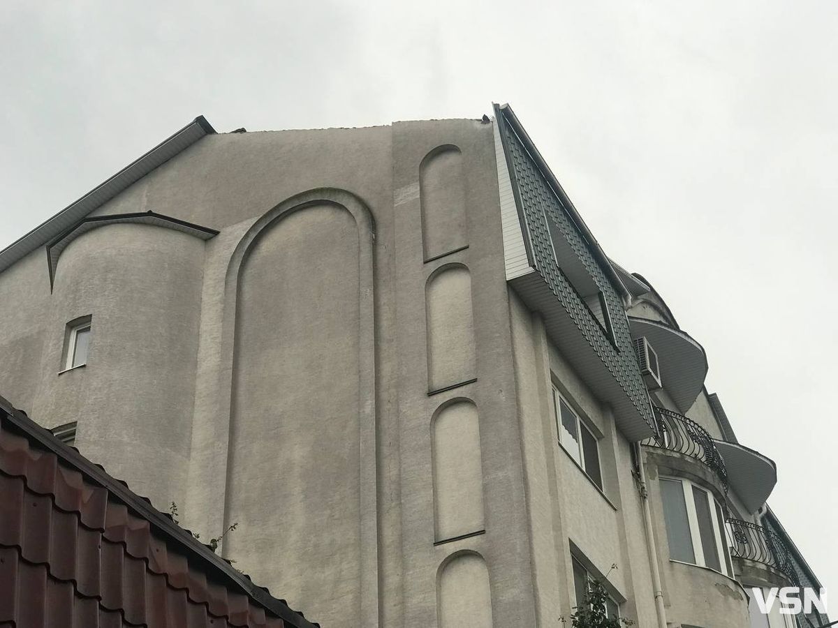Під час негоди у Луцьку з багатоповерхівки зірвало частину даху