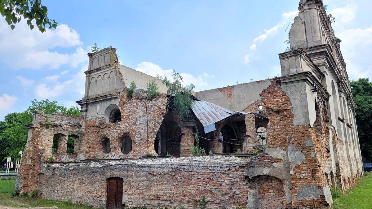 У Бродах відреставрують оборонну синагогу та замок XVIII ст.