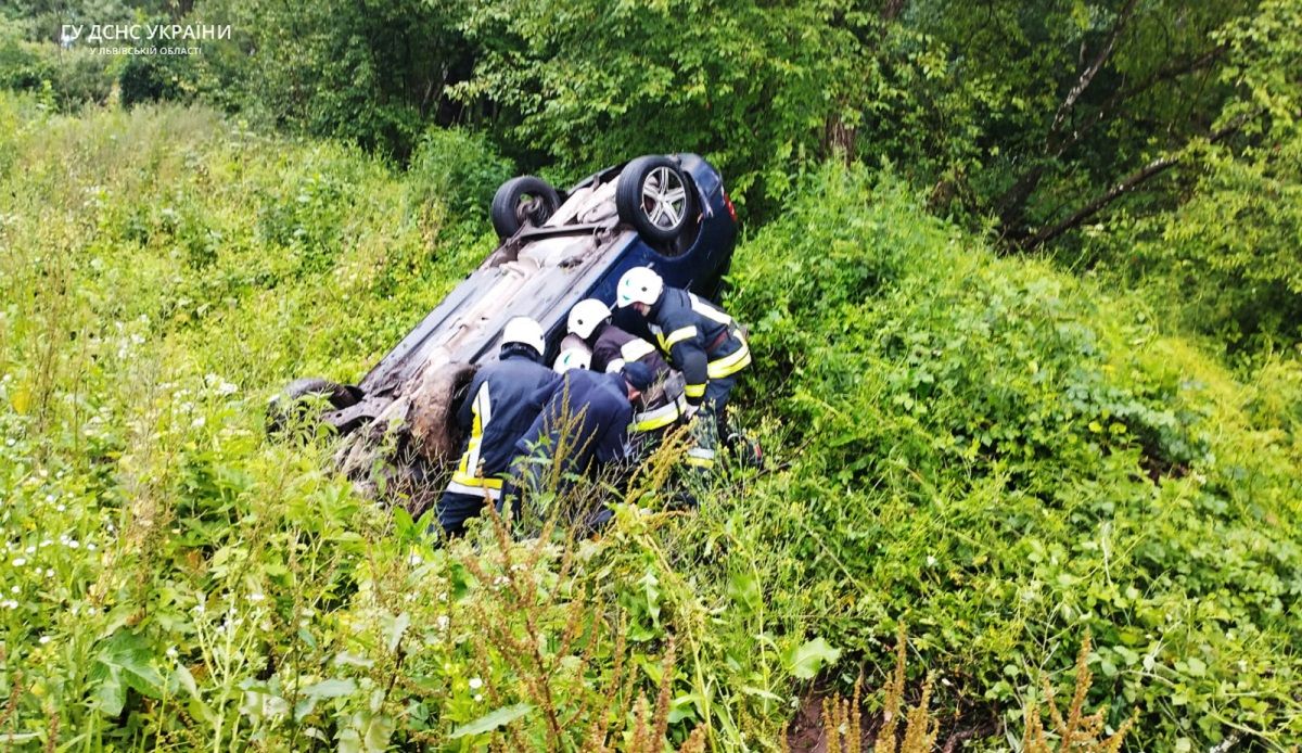 Рятувальники вивільняли водія з автівки, що перекинулася в кювет біля Золочева