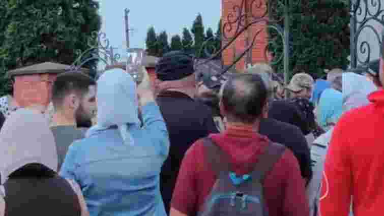 На Хмельниччині віряни УПЦ МП під час панахиди освистали родичів загиблого військового