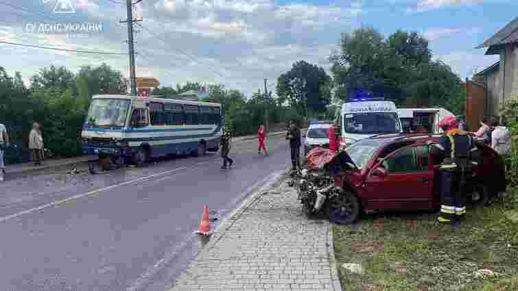 На Львівщині внаслідок зіткнення рейсового автобуса та  автомобіля двоє травмованих