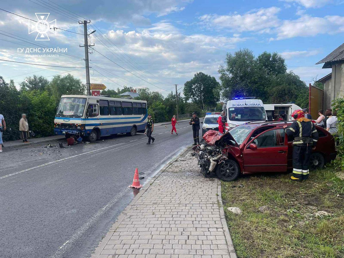 На Львівщині внаслідок зіткнення рейсового автобуса та  автомобіля двоє травмованих