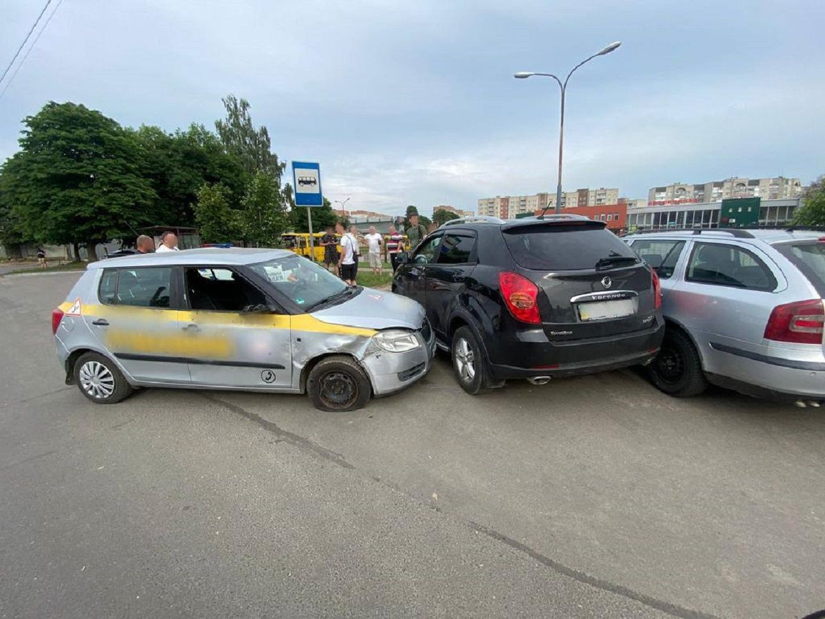 У Луцьку чоловік вкрав навчальний автомобіль і в'їхав у припарковані авто