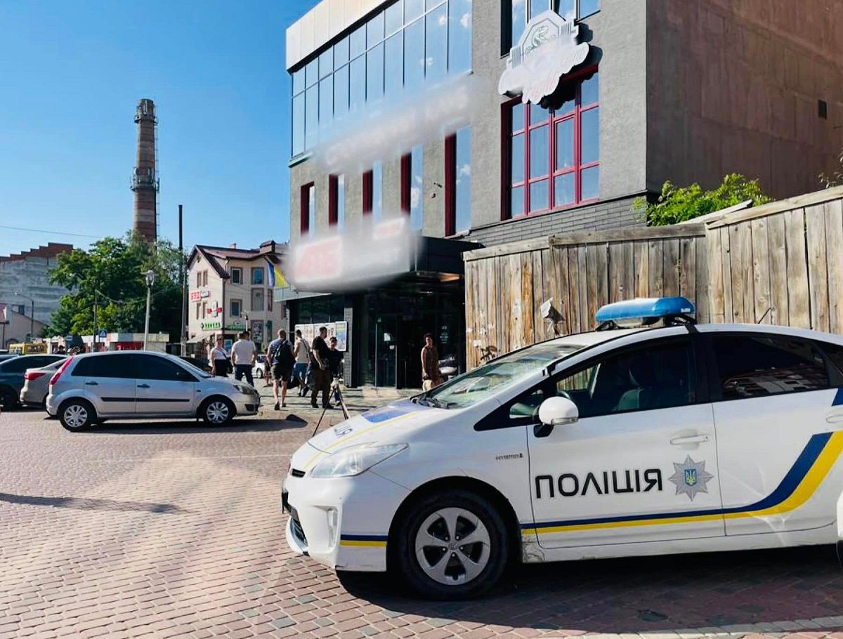 В Івано-Франківську невідомий обстріляв спортзал, є поранений