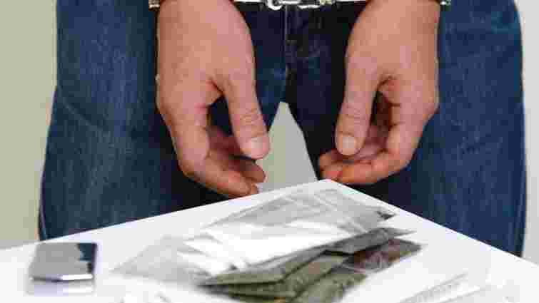 В Чернівцях колишній поліцейський отримав умовний термін за спробу продажу наркотиків