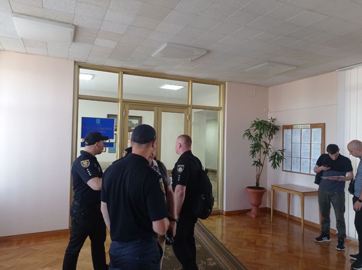 Під час обшуку в кабінеті голови Тернопільської облради знайшли вибухівку