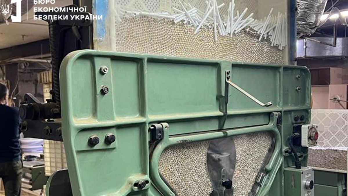 На Одещині викрили підпільну фабрику сигарет, над якою для прикриття звели будинок