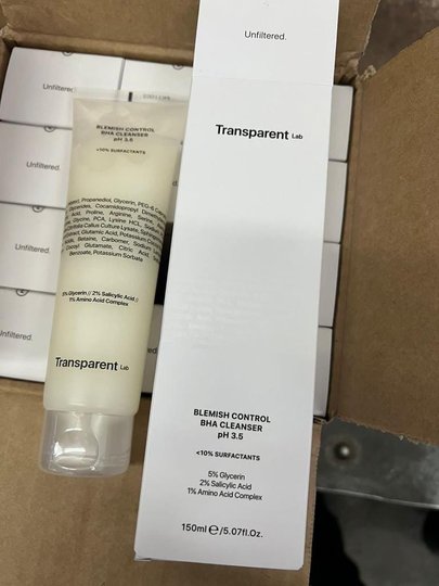 Тернополянка везла в Україну 2,5 тис. одиниць незадекларованої косметики (фото Львівської митниці)