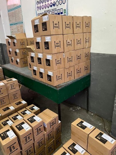 Тернополянка везла в Україну 2,5 тис. одиниць незадекларованої косметики (фото Львівської митниці)