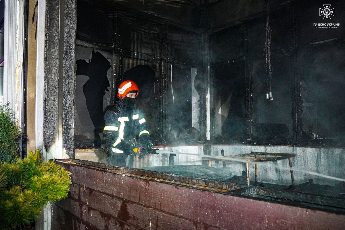 Вночі у Хмельницькому виникла масштабна пожежа в ресторані