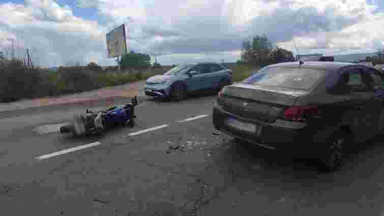 33-річний мотоцикліст та його пасажир постраждали в ДТП з Peugeot у Трускавці
