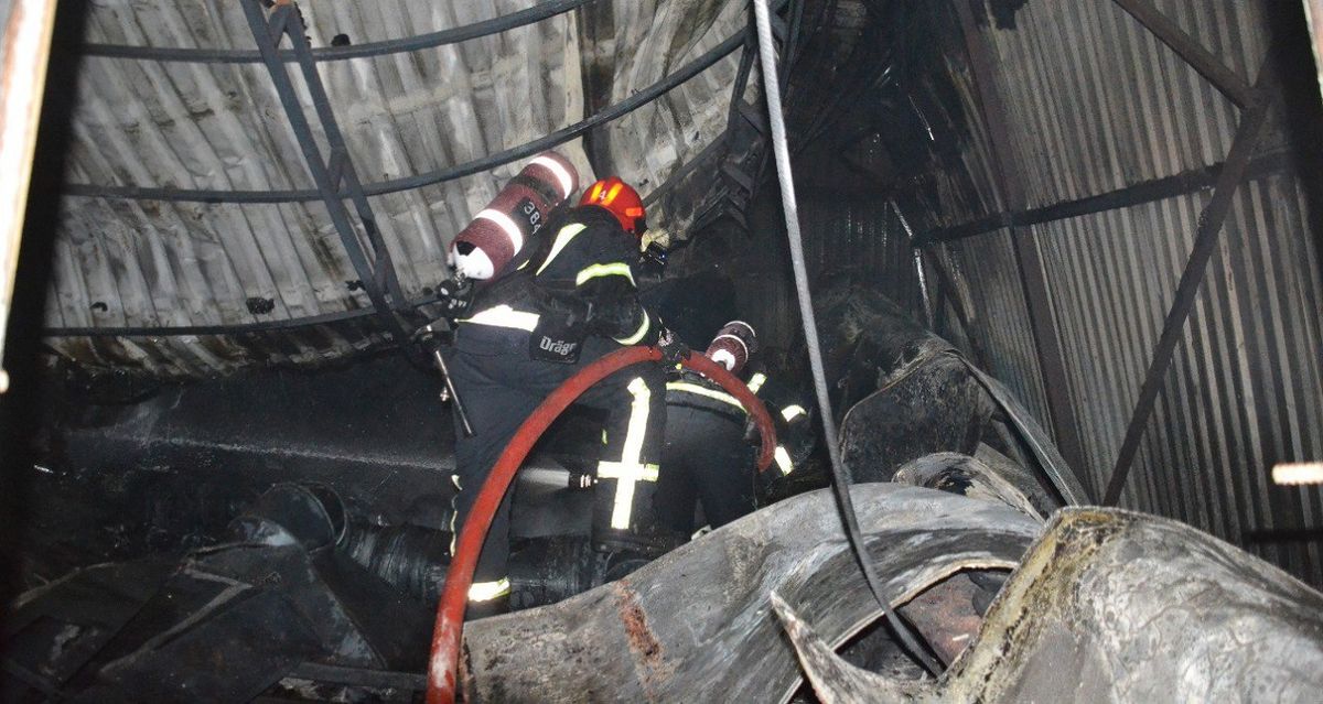 Уночі на автосервісі у Львові згоріли два легковики та вантажівка