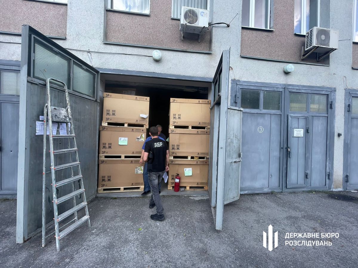 ДБР виявило на Хмельниччині дві фури з російськими товарами на 26 млн грн