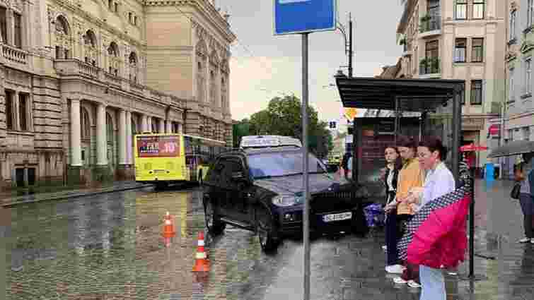 17-річний водій на BMW в’їхав на зупинку біля Львівської опери
