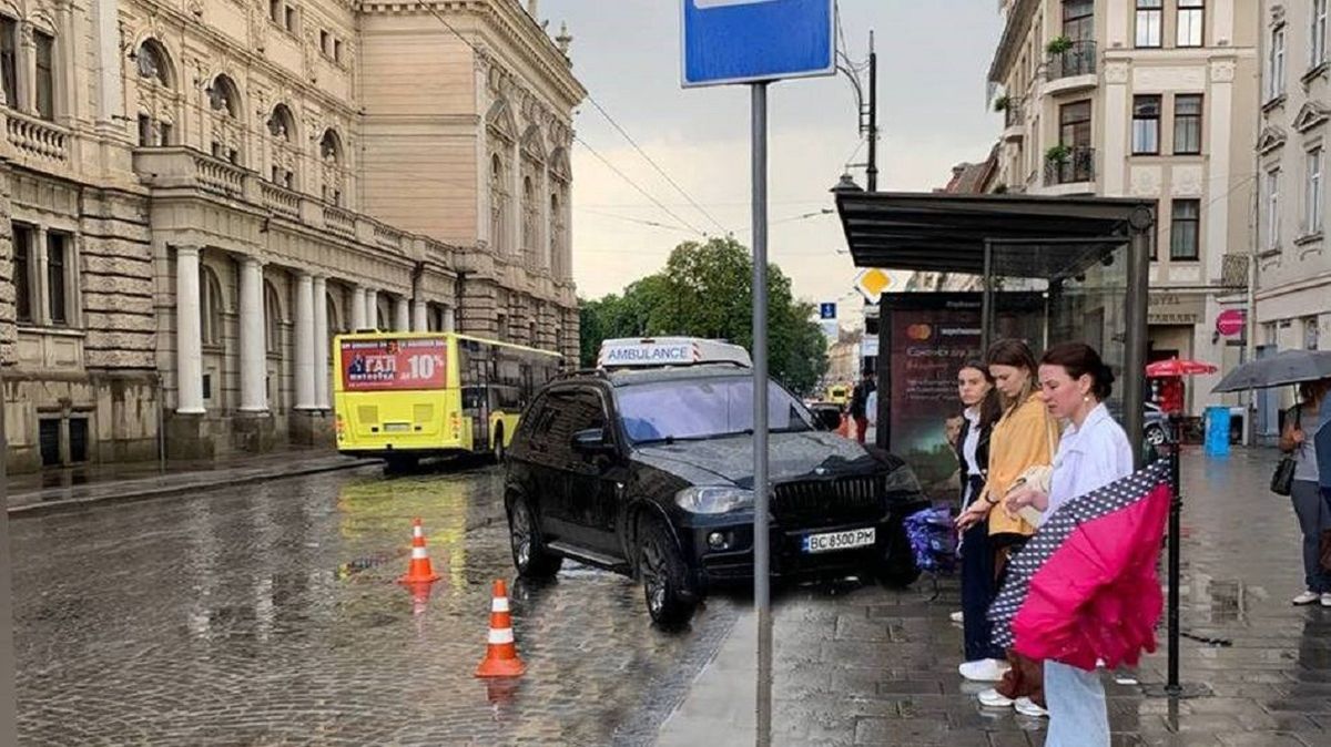17-річний водій на BMW в’їхав на зупинку біля Львівської опери