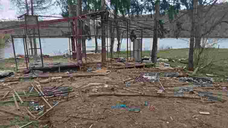 Буковинець незаконно влаштував у заказнику «Касперівський» торгівельні будки Буковинець незаконно влаштував у заказнику «Касперівський» торгівельні будки