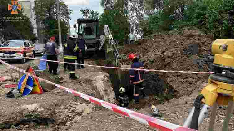 У Коломиї 37-річний чоловік загинув через обвал каналізаційної траншеї