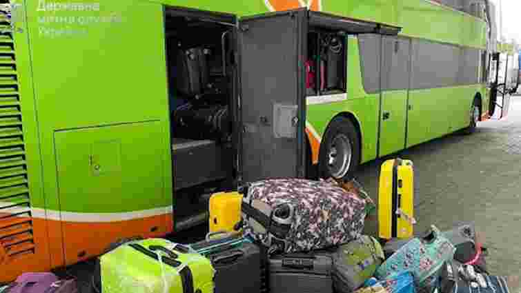 У Краківці водій рейсового автобуса перевозив контрабандну техніку Apple на 5 млн грн