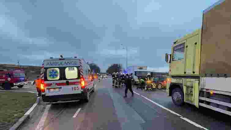 На Львівщині водій вантажівки збив пішохода та влетів у поліцейське авто