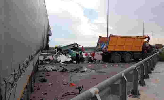 Внаслідок зіткнення двох вантажівок на Рівненщині загинув 66-річний водій 