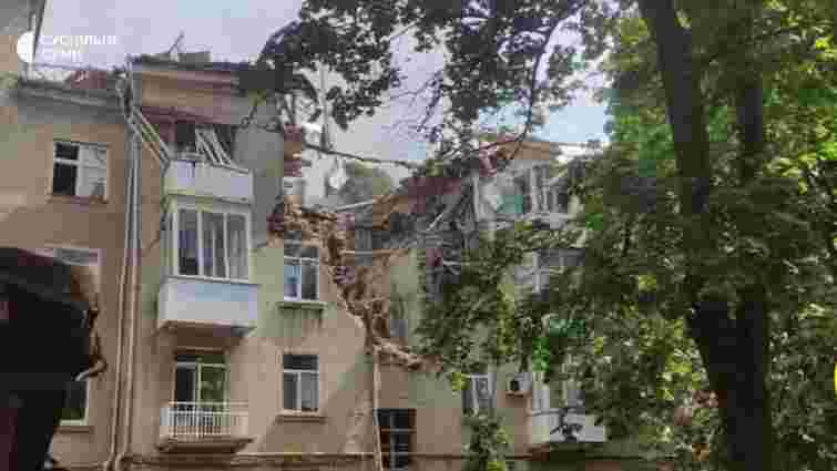 Внаслідок атаки росіян у центрі Сум зруйновано житловий будинок, є загиблі