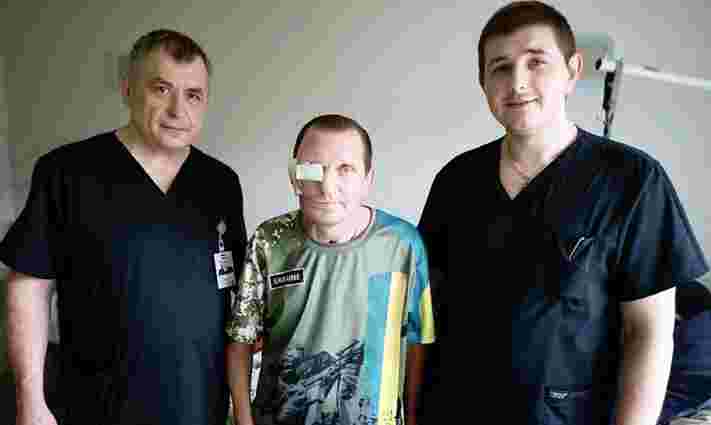 Львівські хірурги за допомогою титанових протезів відновили обличчя 44-річному бійцю