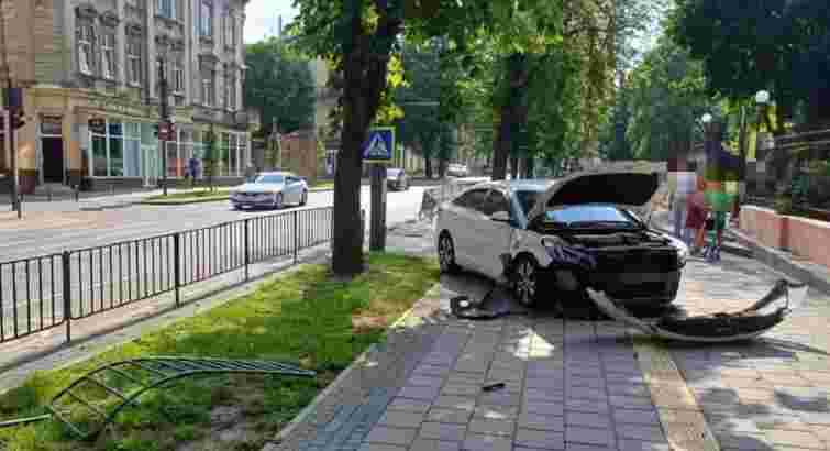 19-річний водій без прав зніс огорожу та виїхав на тротуар у Львові
