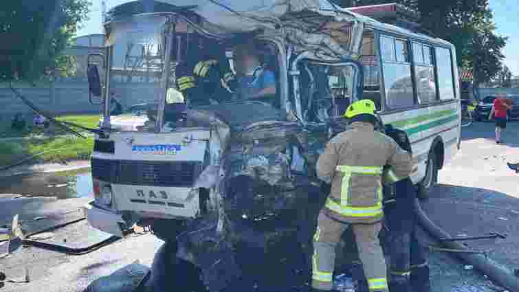 Рейсовий автобус зіткнувся з вантажівкою на Рівненщині, п'ятеро потерпілих