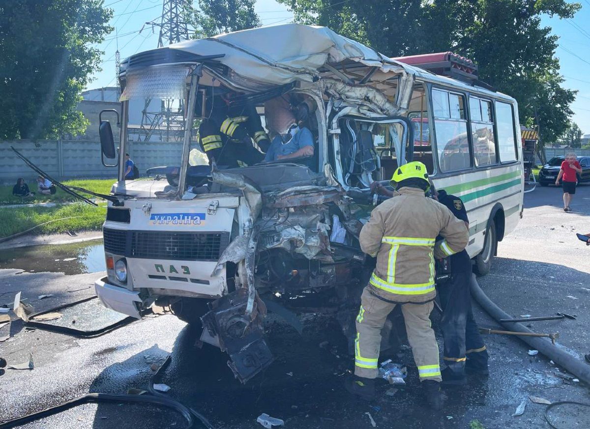 Рейсовий автобус зіткнувся з вантажівкою на Рівненщині, п'ятеро потерпілих