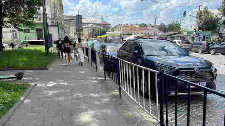 У центрі Львова демонтують паркани для пішоходів уздовж доріг