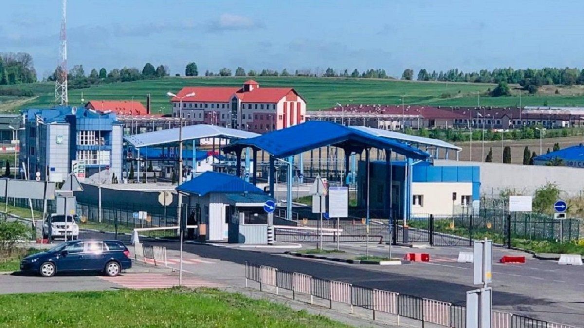 Водій рейсового автобуса заховав у допомозі для ЗСУ три сотні вейпів