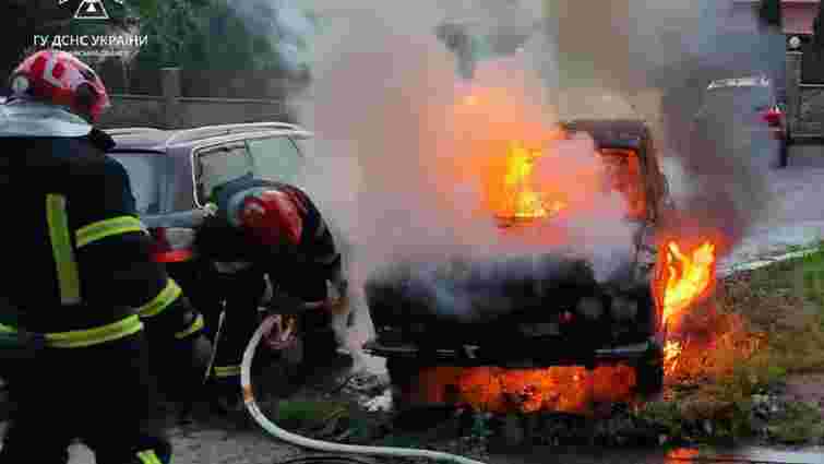 Через пожежу в припаркованому авто у Львові пошкоджені три машини