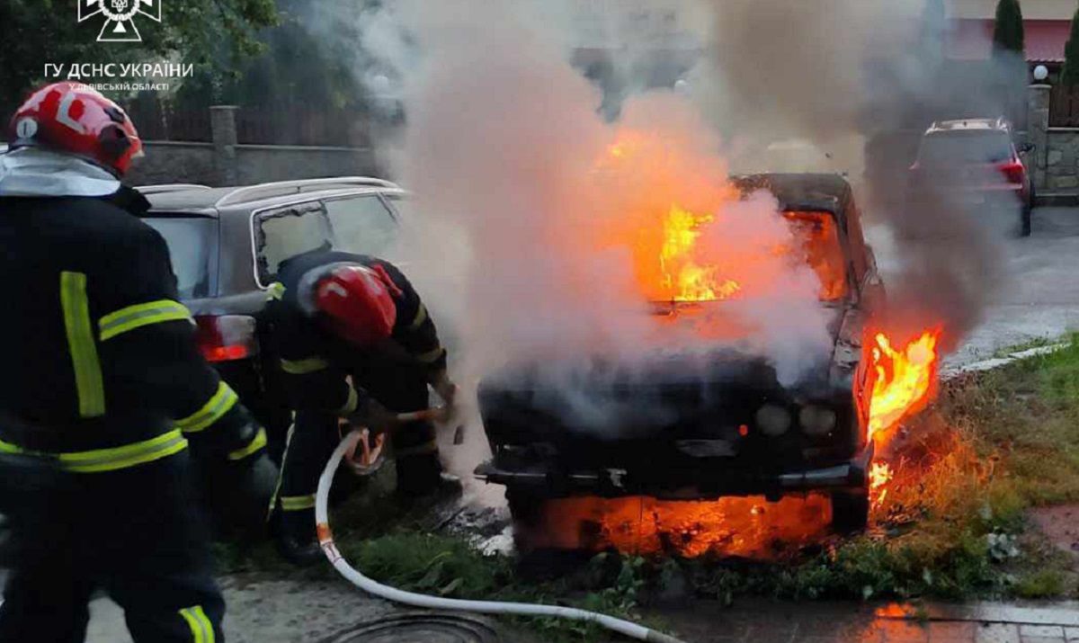 Через пожежу в припаркованому авто у Львові пошкоджені три машини