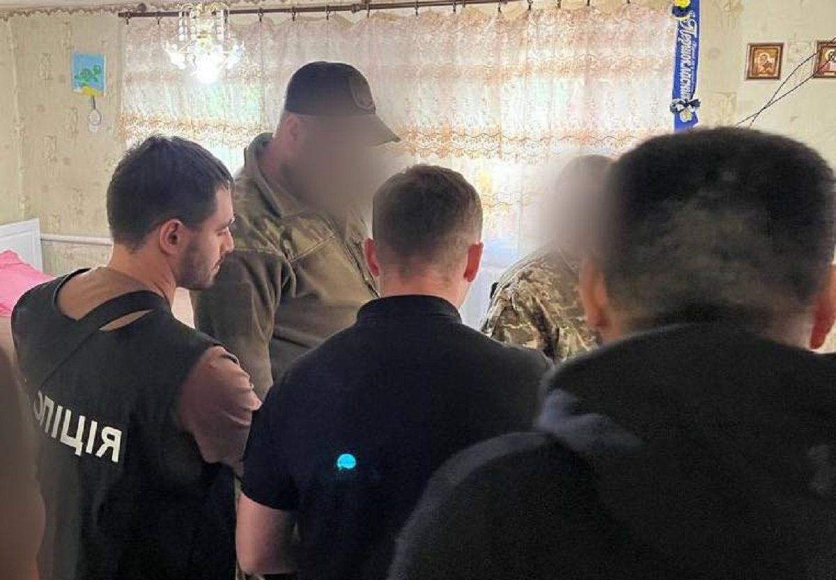 Поліція затримала хмельничанина, який виманив у військових 1 млн грн