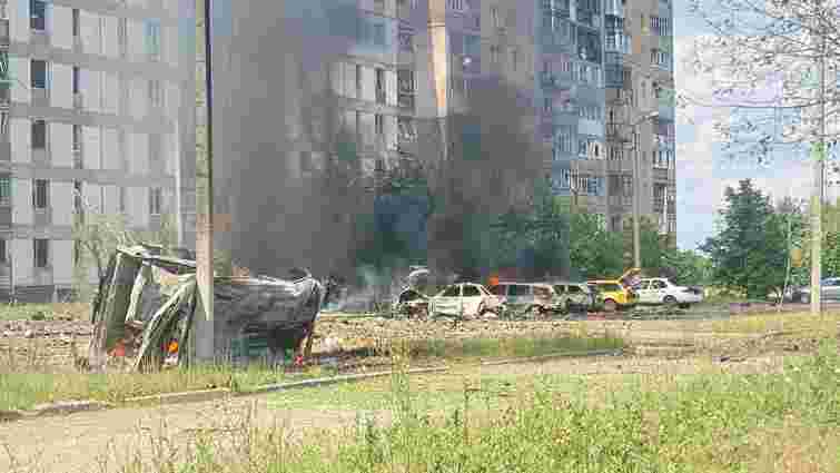 Від влучання фугасного снаряда РФ у парковку на Харківщині постраждала щонайменше 31 людина 