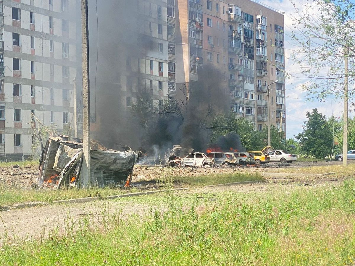 Від влучання фугасного снаряда РФ у парковку на Харківщині постраждала щонайменше 31 людина 