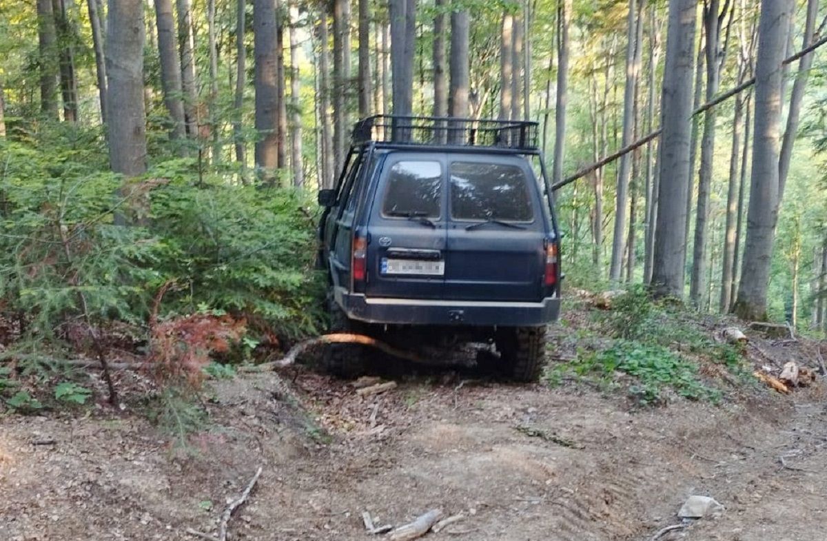 На Буковині прикордонники із пострілами затримали два авто контрабандистів