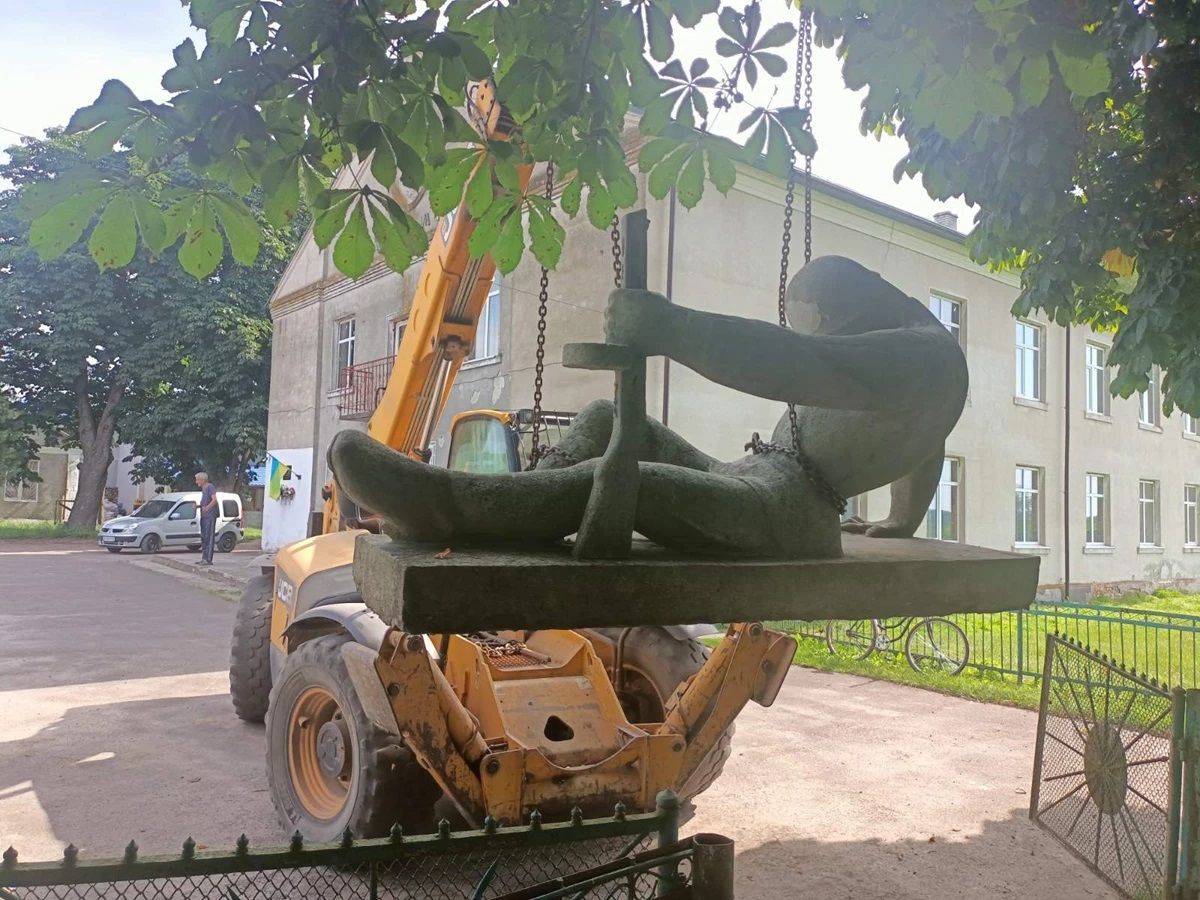 У  Червоноградському районі демонтували чотири радянські пам’ятники