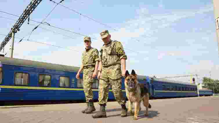 «Укрзалізниця» повернула воєнізовану охорону в низку потягів