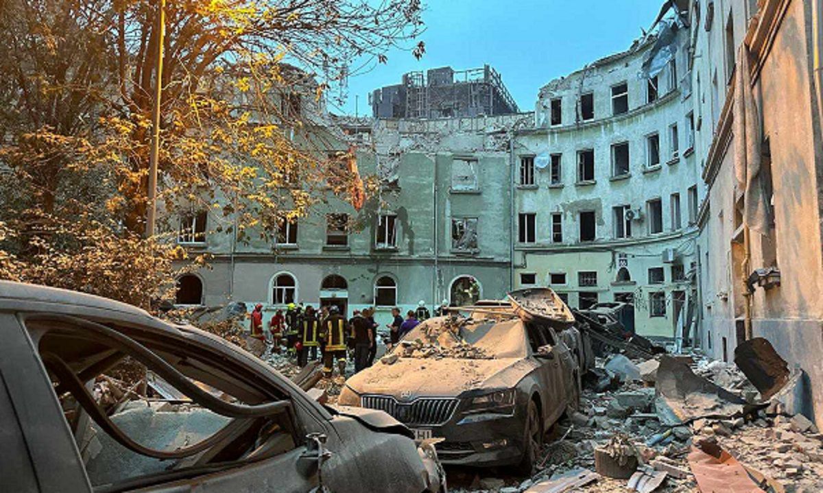 Росіяни влучили ракетою в багатоповерхівку у Львові