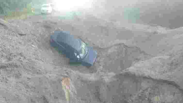 Внаслідок детонації мін після грози зруйновано дорогу на Волині