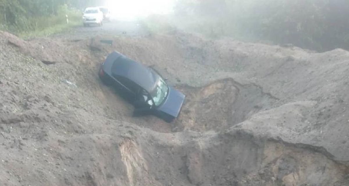 Внаслідок детонації мін після грози зруйновано дорогу на Волині