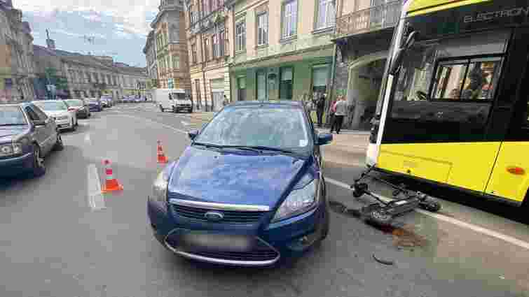 У центрі Львова 40-річний водій електросамоката спричинив ДТП з Ford