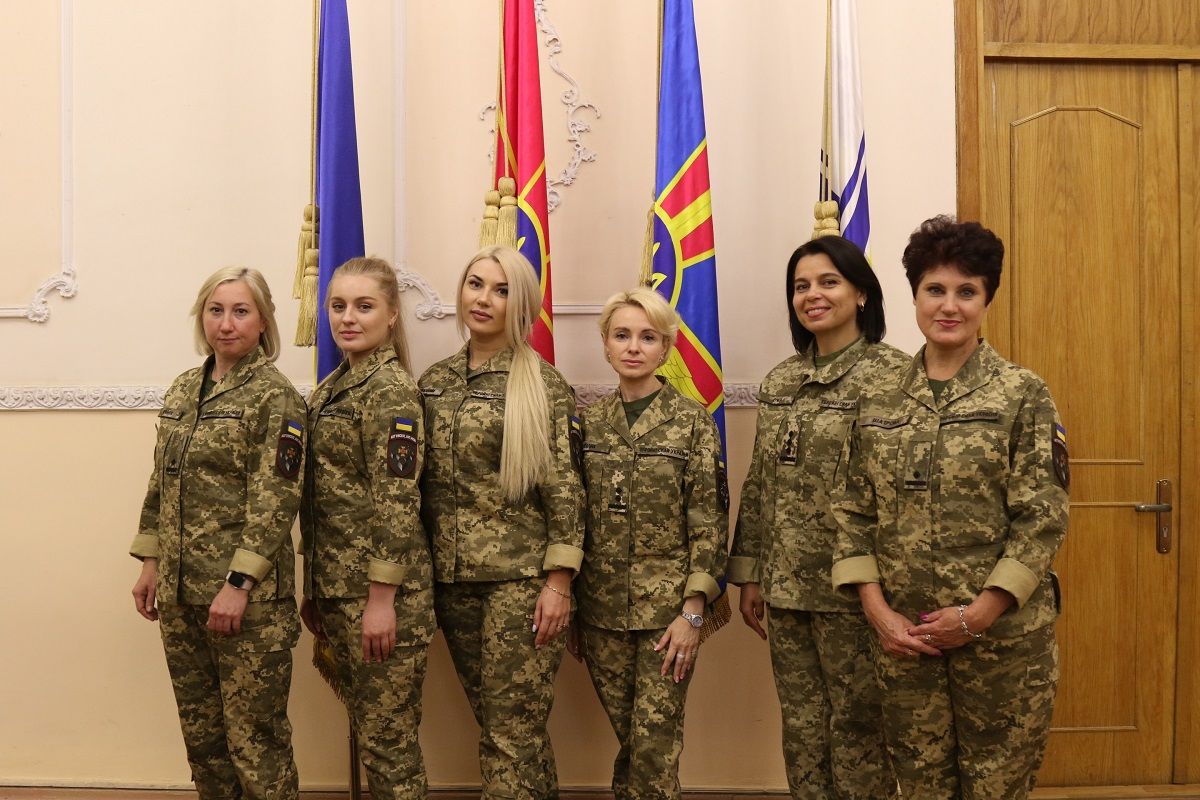 Міноборони презентувало оновлену літню польову жіночу форму