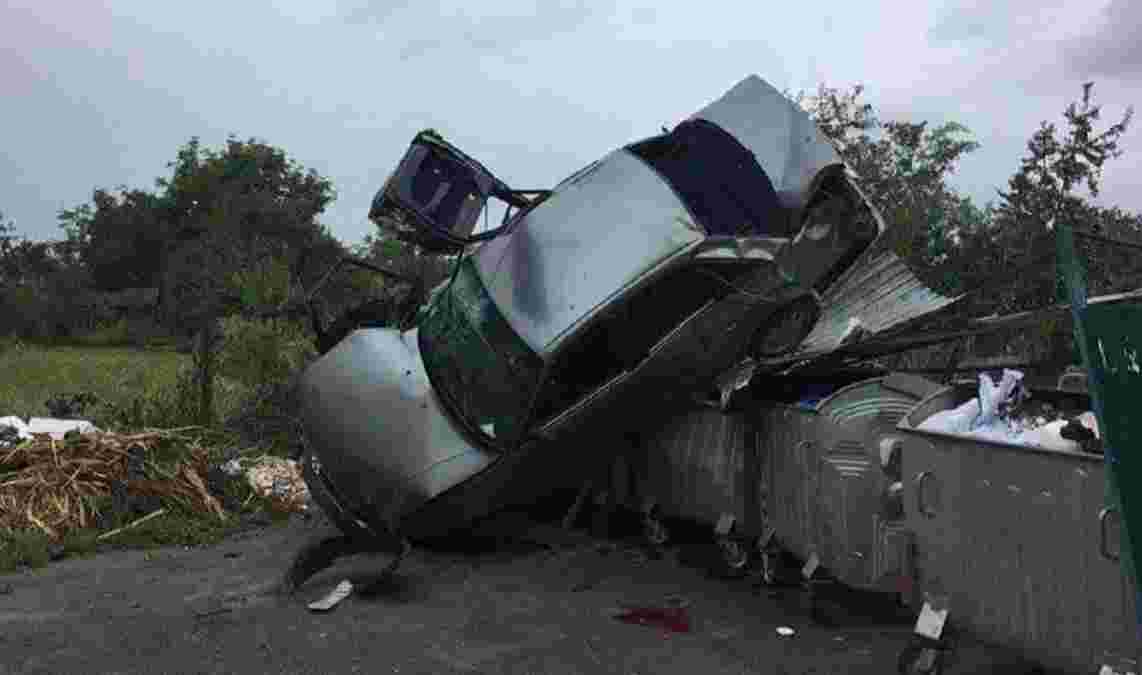 Водій Audi 100 наїхав на бордюр, авто перекинулось та зупинилось на сміттєвих баках Водій Audi 100 наїхав на бордюр, авто перекинулось та зупинилось на сміттєвих баках