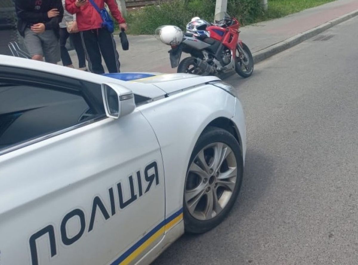 У Пустомитах 17-річний мотоцикліст збив неповнолітню дівчину