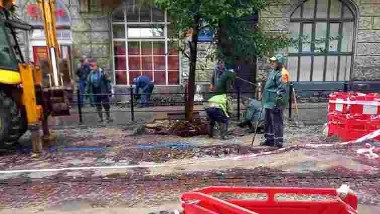 У центрі Львова перекрили вулицю через прорив водопроводу