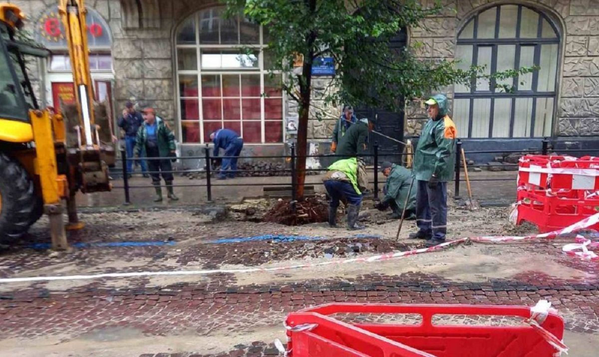 У центрі Львова перекрили вулицю через прорив водопроводу