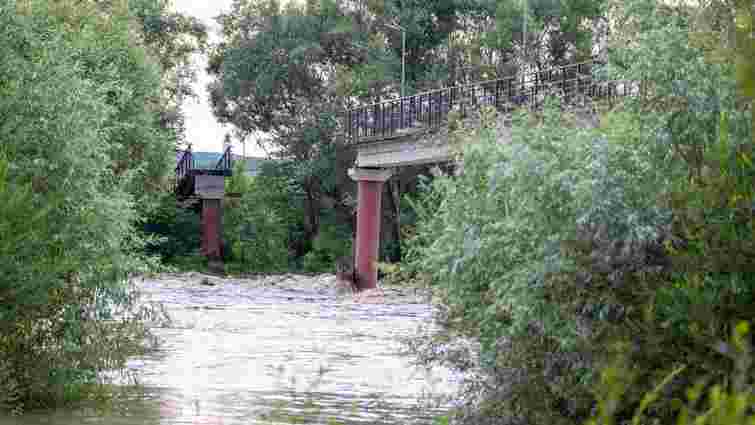В Івано-Франківську через сильні дощі впала частина пішоходного мосту